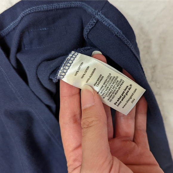 Life Is Good Women's Crusher Tee Size Medium Navy Blue USA Beach T-Shirt - Picture 4 of 4